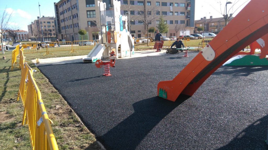 Comienzan las obras de acondicionamiento del parque infantil de El Mazo 1
