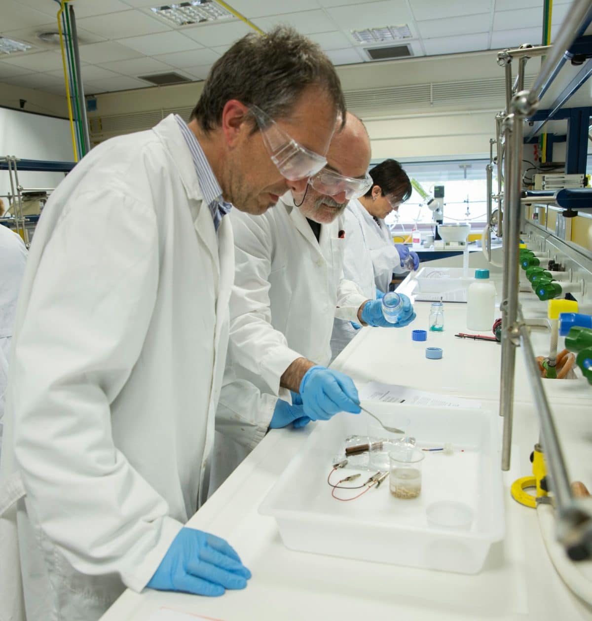 Estudiantes de la Universidad de la Experiencia de Haro realizan prácticas de Química Orgánica en la Universidad de La Rioja 1