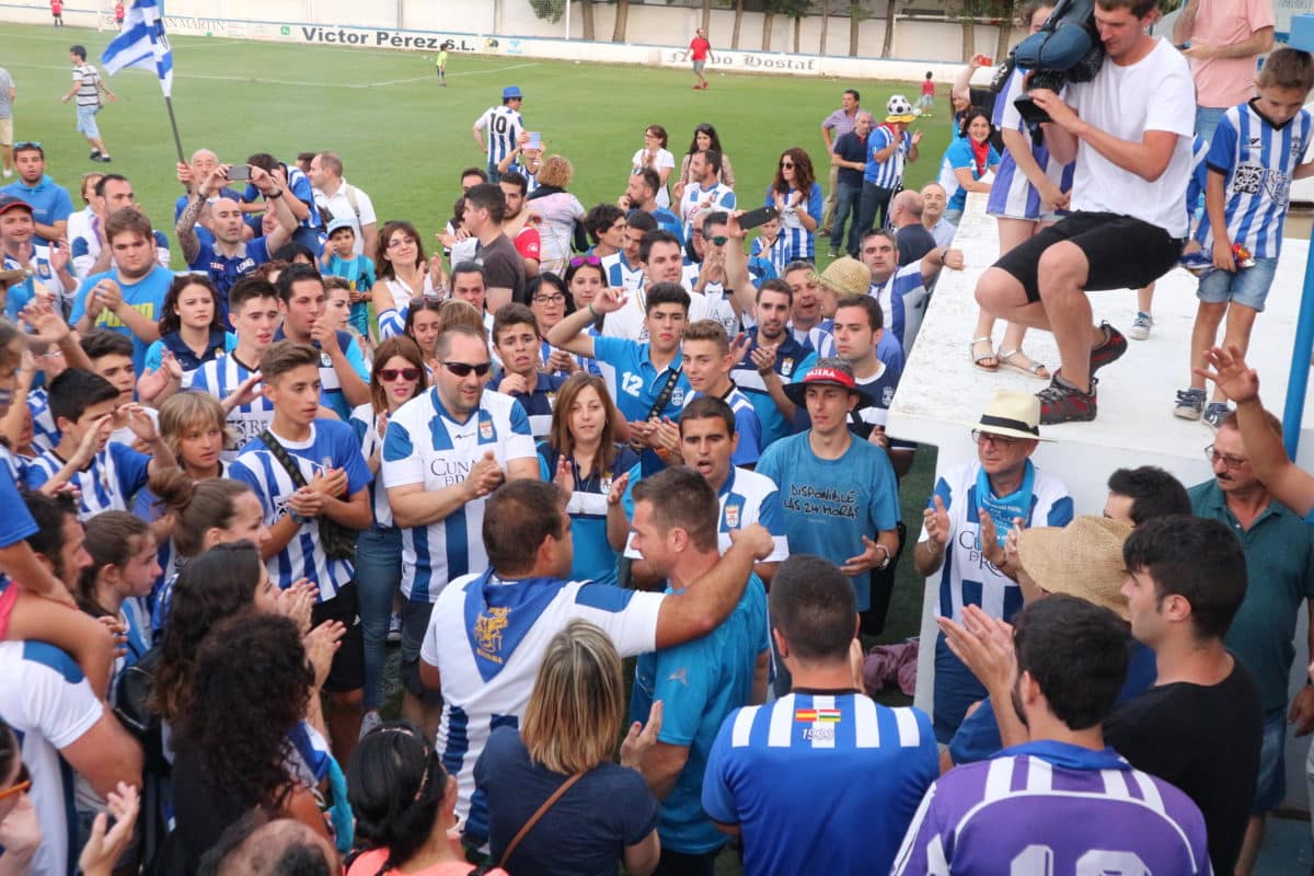 La afición del Náxara volvió a responder a su equipo a pesar de la derrota. En la imagen, el entrenador Diego Martínez ovacionado por los suyos | Foto: Antonio Corral