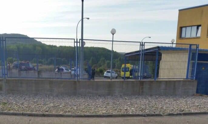 Los bomberos sofocan un incendio en una empresa de trabajos en alumino en el Polígono Fuenteciega de Haro 1