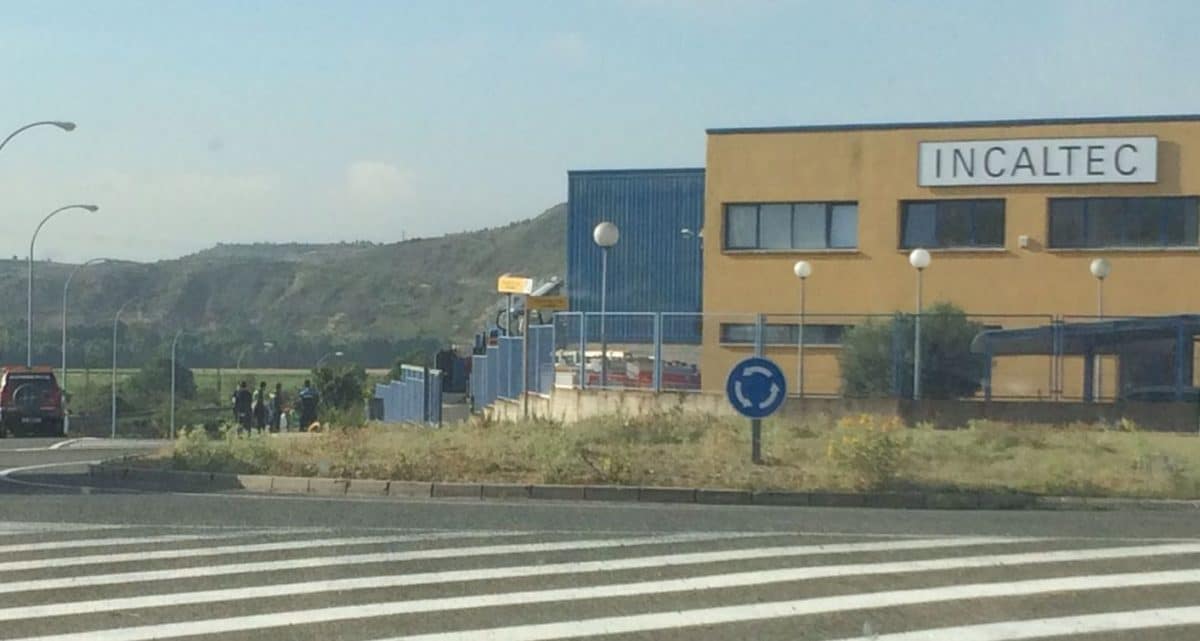 Los bomberos sofocan un incendio en una empresa de trabajos en alumino en el Polígono Fuenteciega de Haro 3