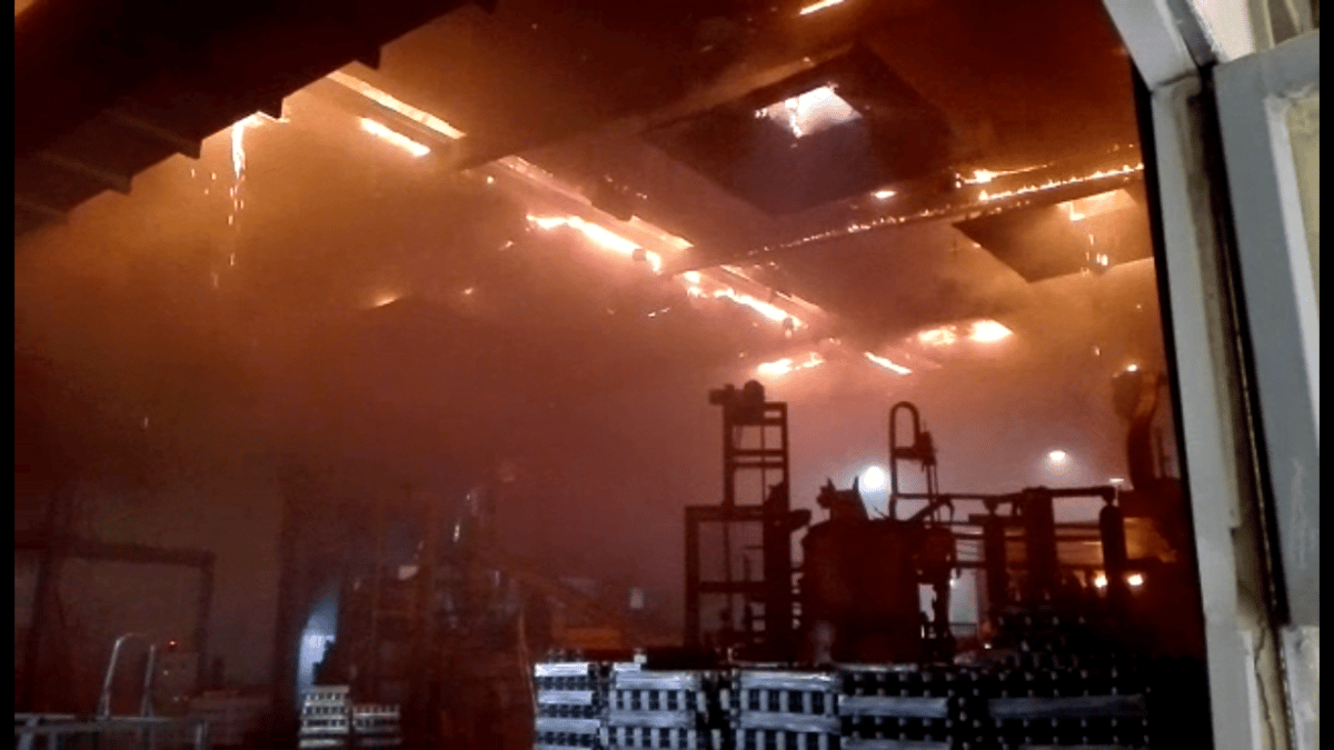 Los bomberos sofocan un incendio en una empresa de trabajos en alumino en el Polígono Fuenteciega de Haro 2