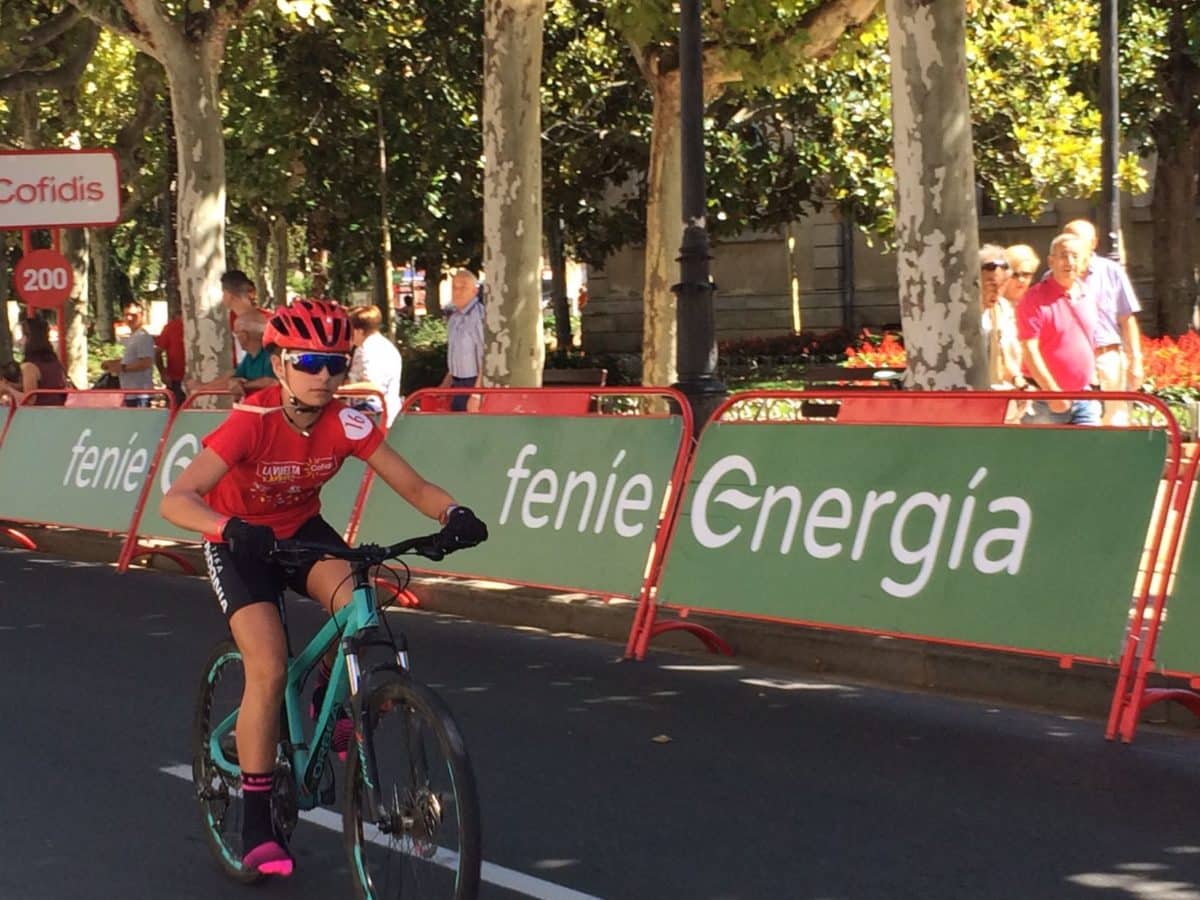 La jarrera María López gana la carrera escolar de La Vuelta Junior 1