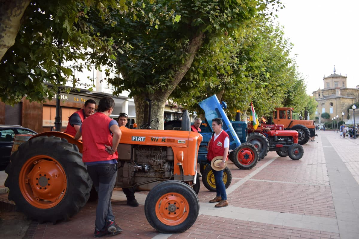 Los participantes de la ruta 'La Rioja en tractor clásico' visitan Haro 1