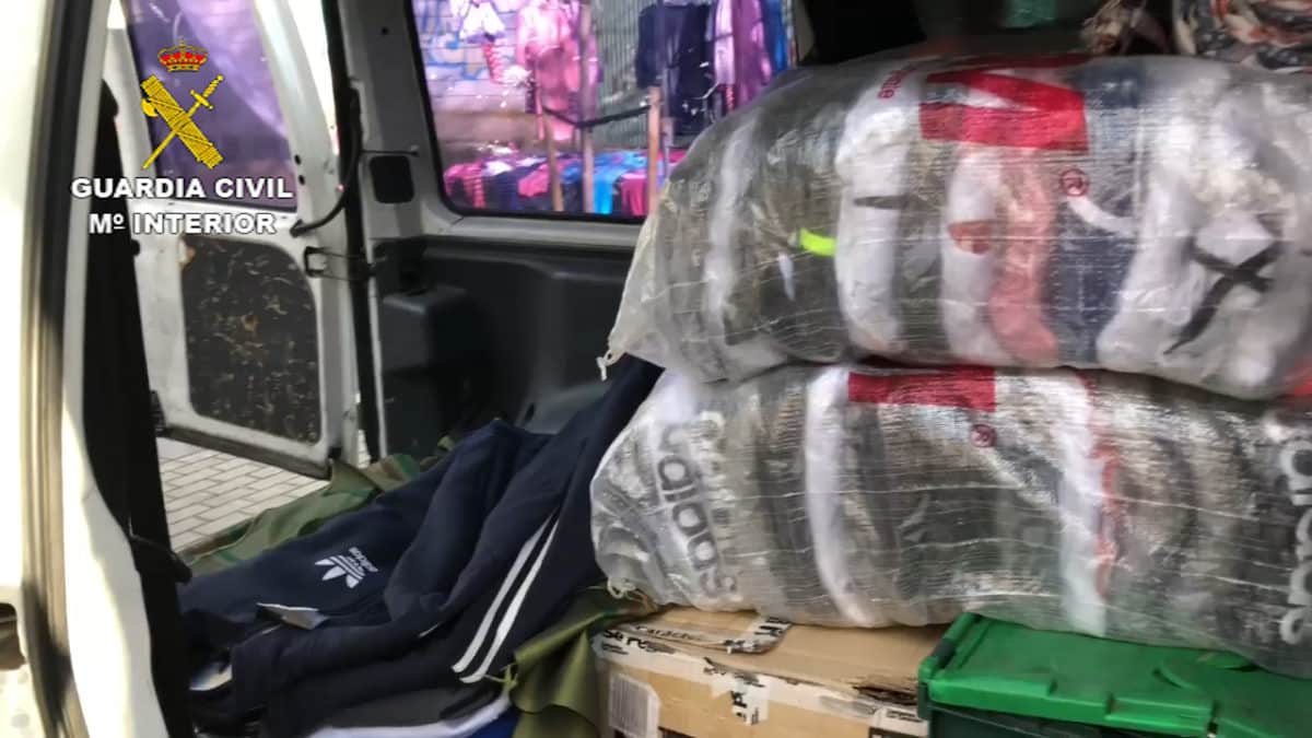 La Guardia Civil incauta más de 75.000 euros en ropa falsificada en el mercadillo de Logroño 3 La Guardia Civil incauta más de 75.000 euros en ropa falsificada en el mercadillo de Logroño 3