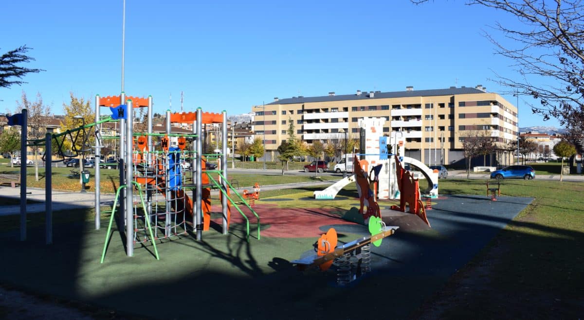Presentado el proyecto para cubrir el parque infantil de El Mazo 2
