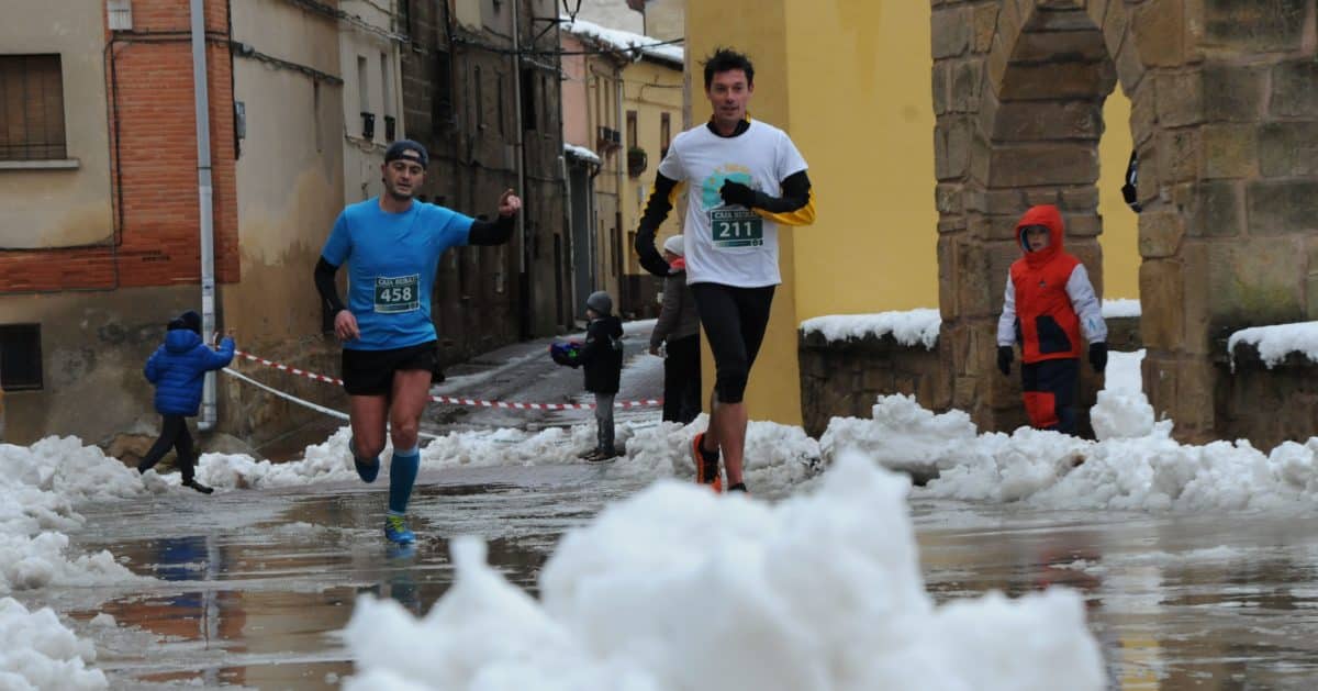 Unos 400 corredores desafían a la nieve y el frío para correr contra el cáncer infantil en Rodezno 17