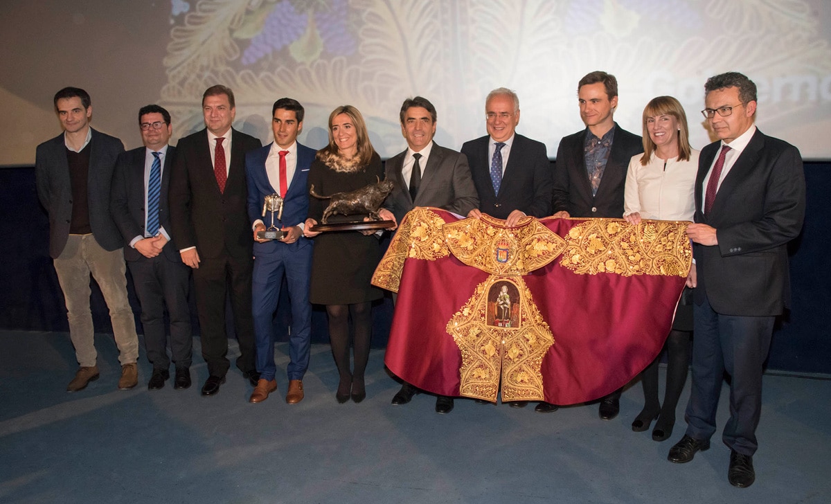 Juan Bautista recibe el Capote de Paseo a la mejor faena del año 1