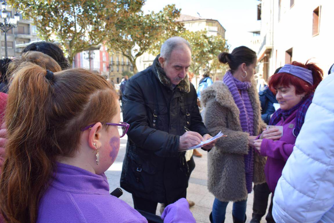 Mujeres de Haro presentan 250 firmas en el Ayuntamiento "para que se oiga su voz" 1