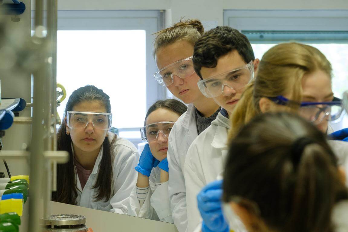 Alumnos del IES Ciudad de Haro participan en los talleres científicos 'ExperimentaUnirioja' de la UR 10