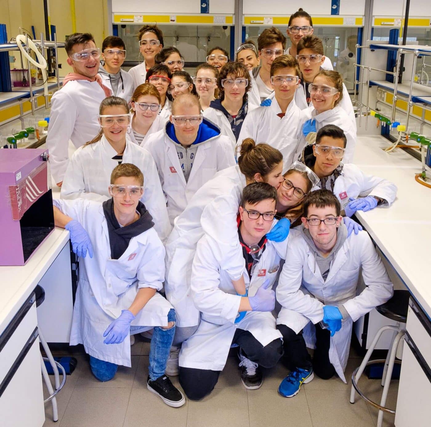 Alumnos del IES Ciudad de Haro participan en los talleres científicos 'ExperimentaUnirioja' de la UR 11