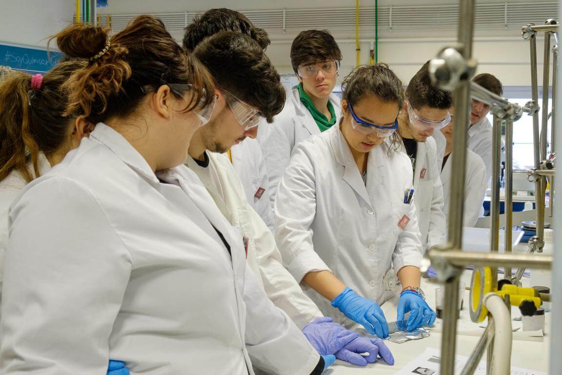 Alumnos del IES Ciudad de Haro participan en los talleres científicos 'ExperimentaUnirioja' de la UR 9