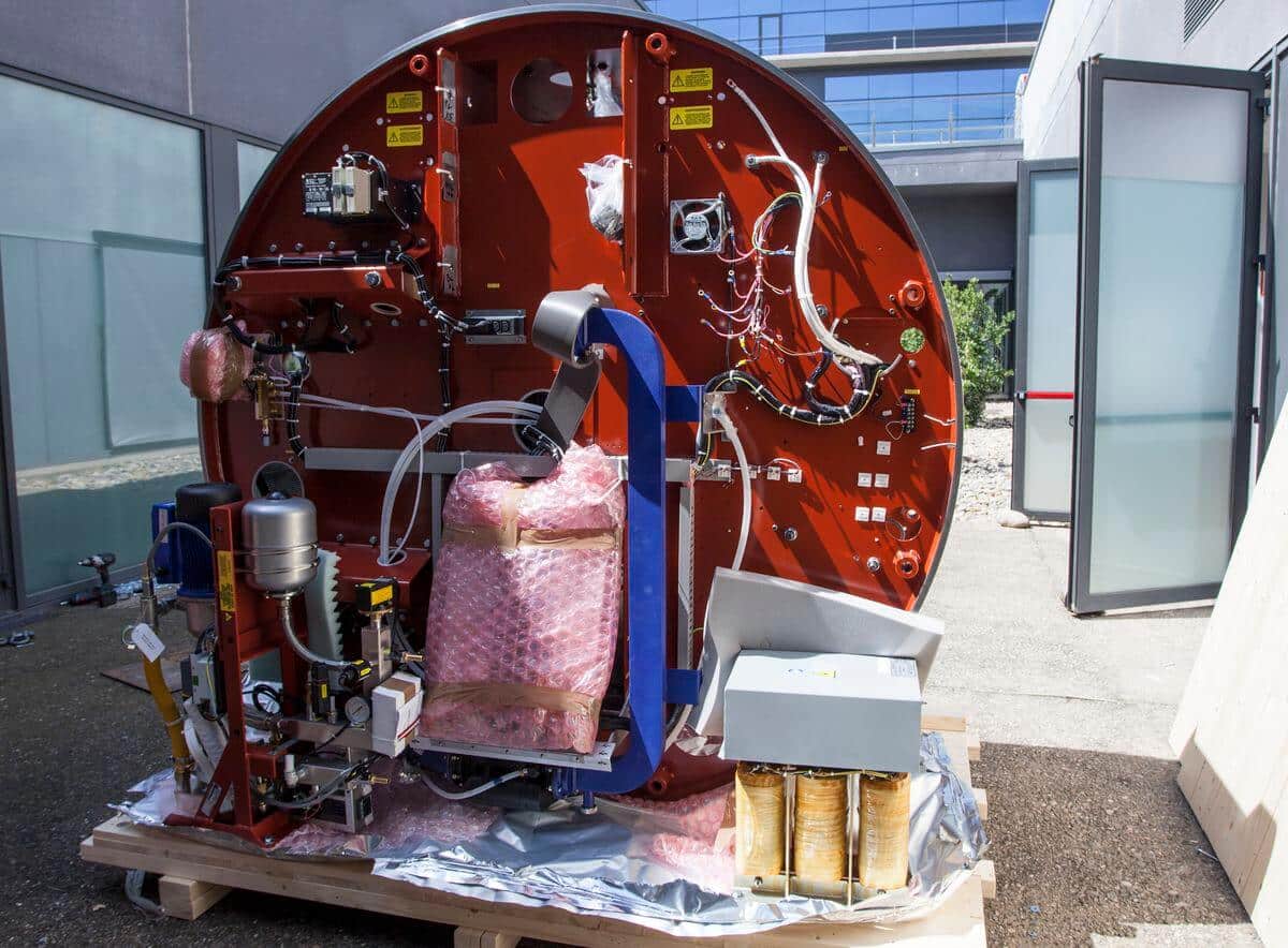 Comienza la instalación del primer acelerador donado por la Fundación Amancio Ortega 1