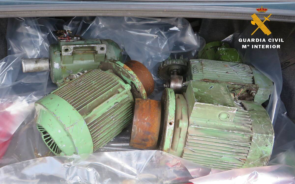 Detenidos un padre y su hijo por robar motores de máquinas y asientos de un turismo en Nájera 1