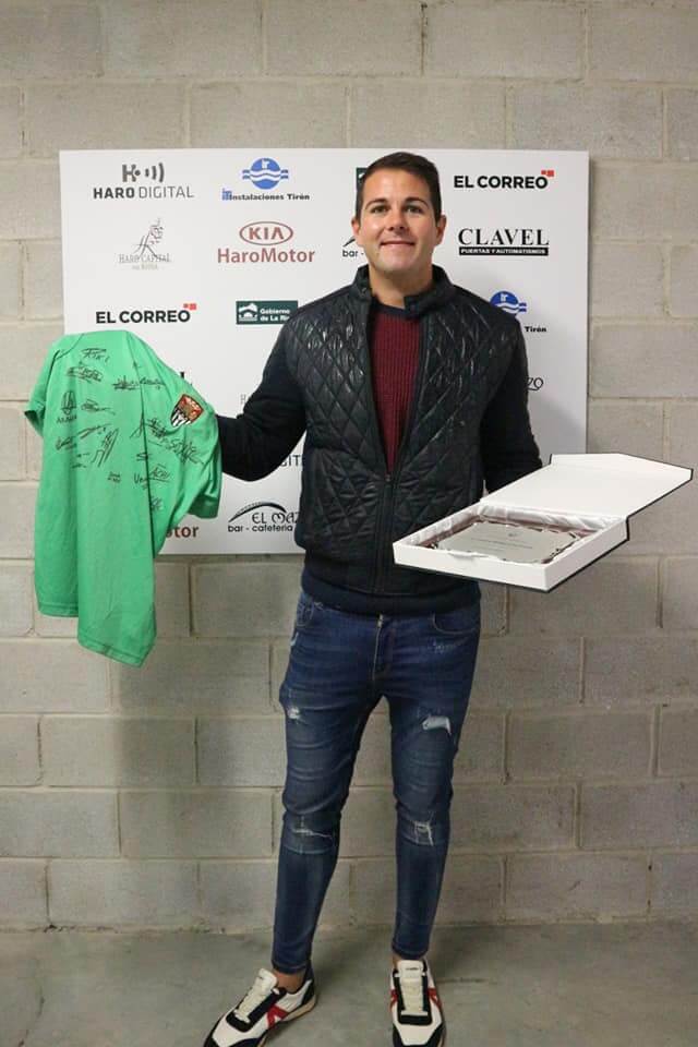 El Haro homenajea a Javi Pérez "por una vida deportiva dedicada al club" 1