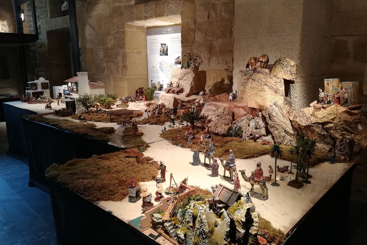 La Oficina de Turismo de Haro exhibe un belén con piezas cedidas por una jarrera 1