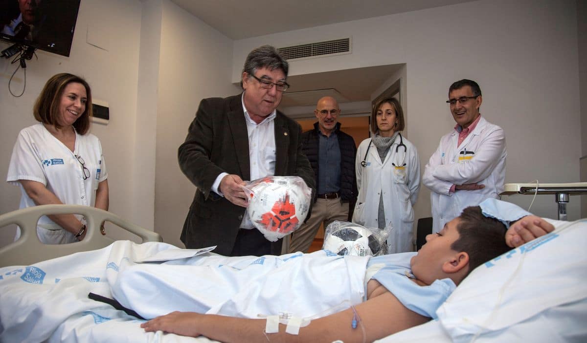 Luis de la Fuente participa en la entrega de regalos de la FRF a los niños ingresados en el Hospital San Pedro 1