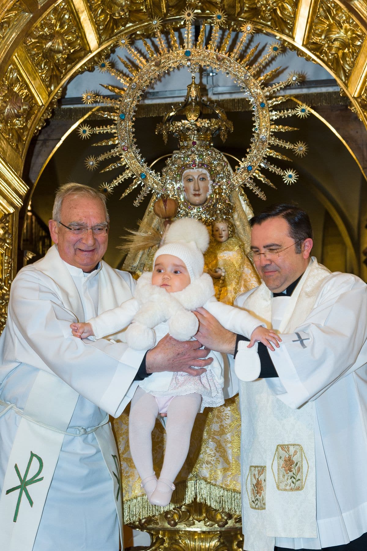70 niños y niñas pasan por el manto de la Virgen en un acto "muy emotivo y alegre" 1