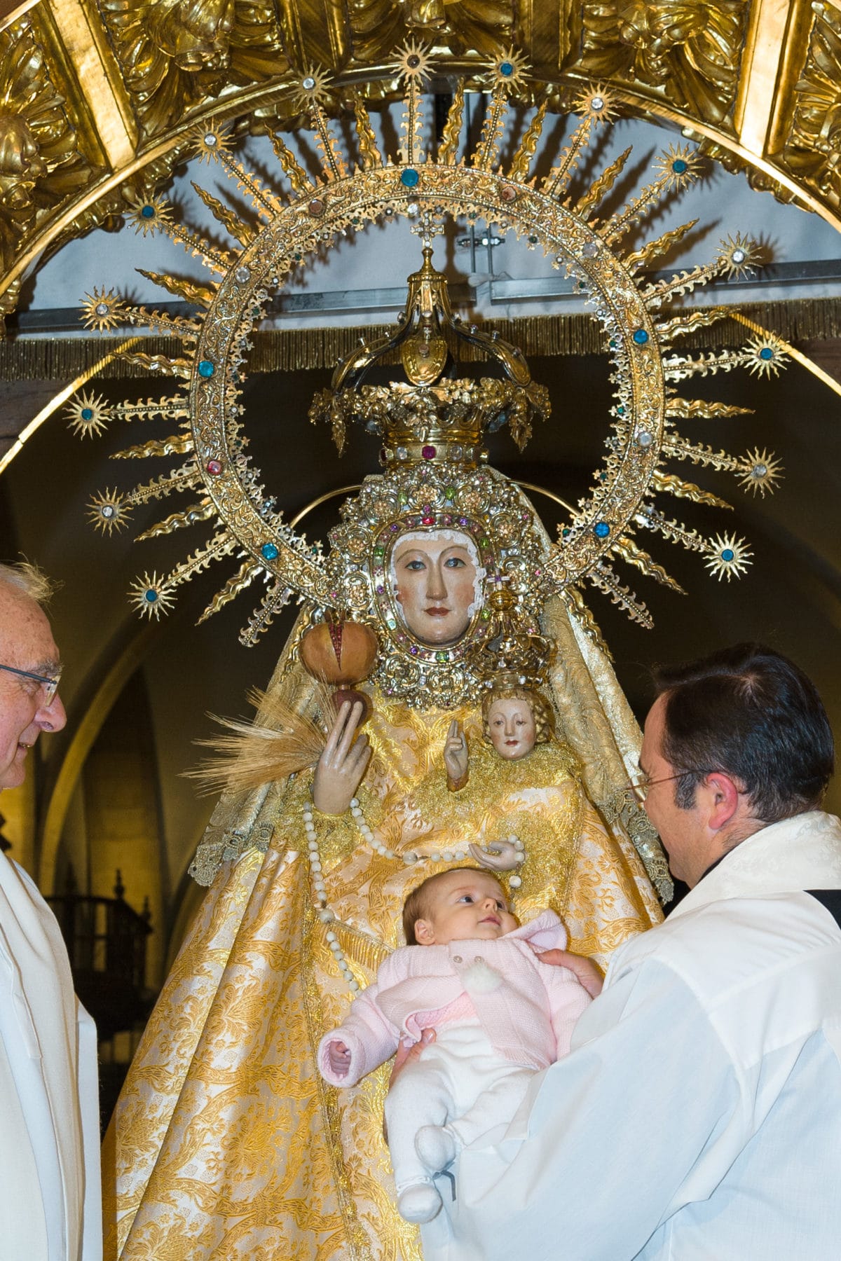 70 niños y niñas pasan por el manto de la Virgen en un acto "muy emotivo y alegre" 3