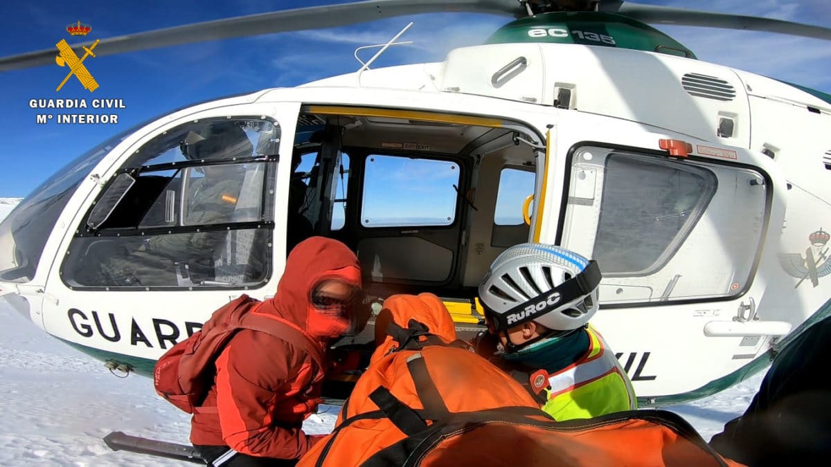 El EREIM de la Guardia Civil y la Unidad de Helicópteros rescatan a dos personas en Valdezcaray 1