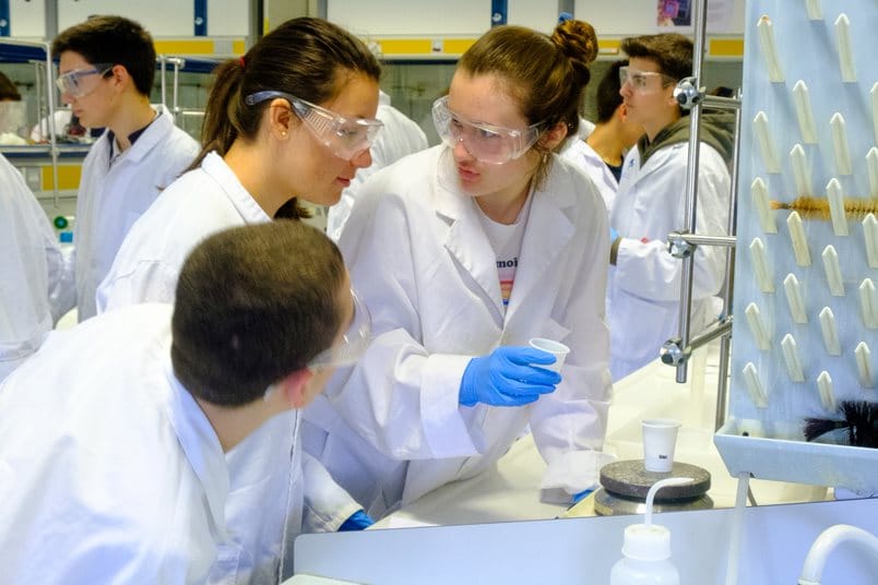 Estudiantes de Menesianos se convierten en químicos por un día gracias a la UR 3