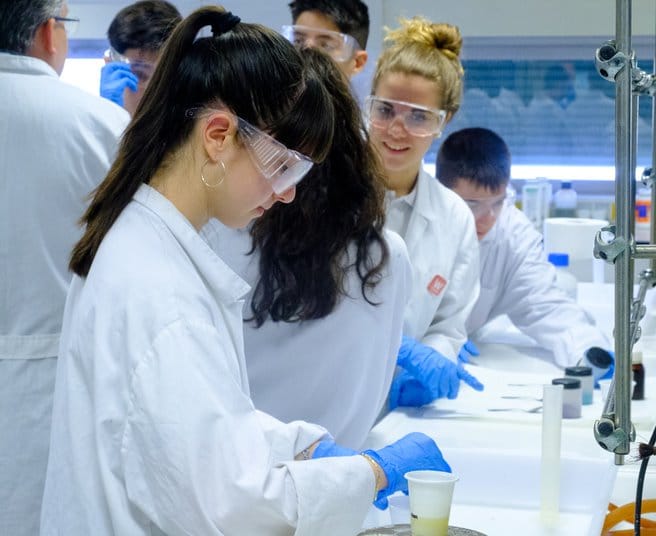 Estudiantes de Menesianos se convierten en químicos por un día gracias a la UR 8