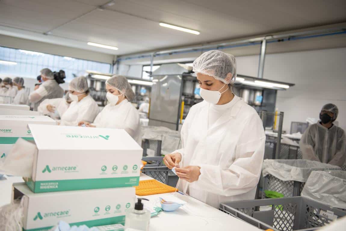 Andreu visita la planta de Arneplant de Arnedo: 160.000 mascarillas al día 8 Andreu visita la planta de Arneplant de Arnedo: 160.000 mascarillas al día 8