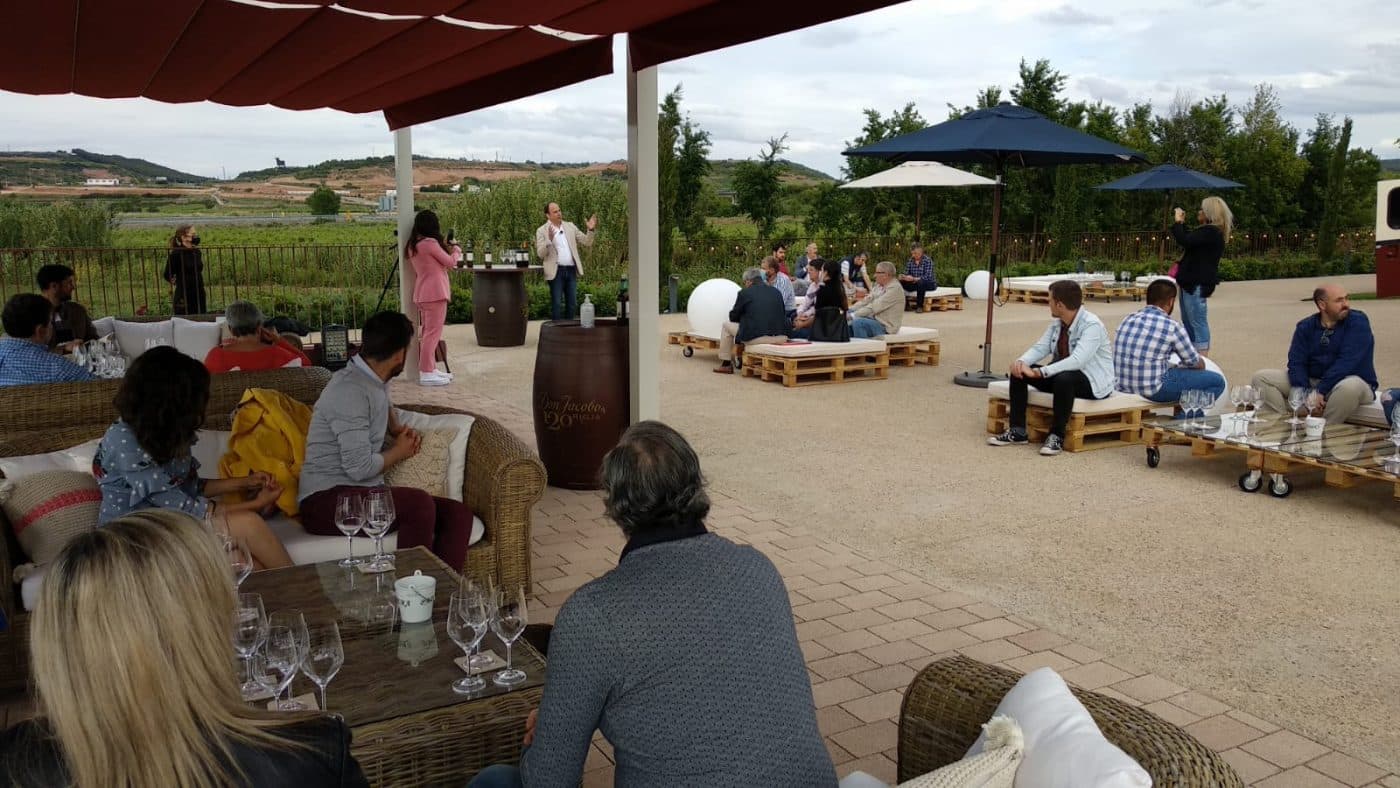 Bodegas Corral lanza su nueva oferta enoturística: terraza con vistas al viñedo y un depósito convertido en sala de catas 3
