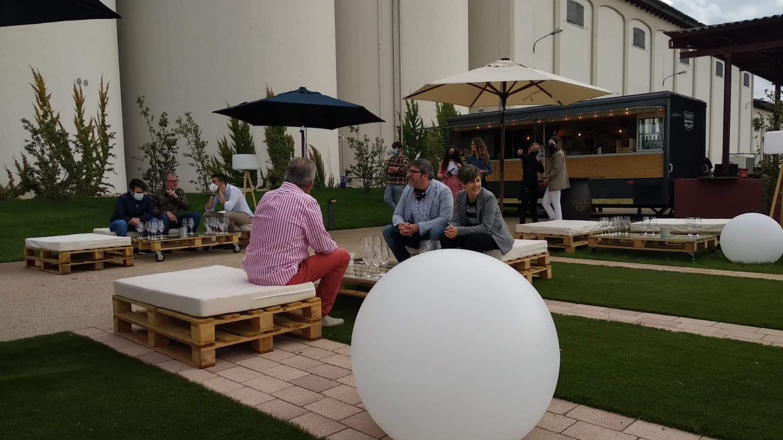 Bodegas Corral lanza su nueva oferta enoturística: terraza con vistas al viñedo y un depósito convertido en sala de catas 4