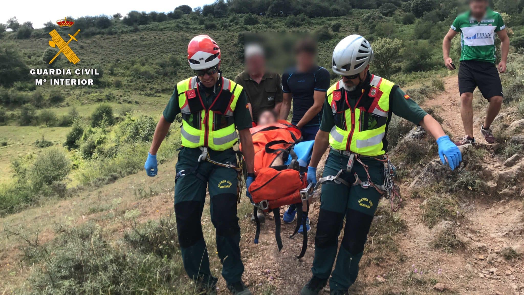 El Servicio de Montaña de la Guardia Civil rescata a dos personas accidentadas en la zona de Ezcaray 1