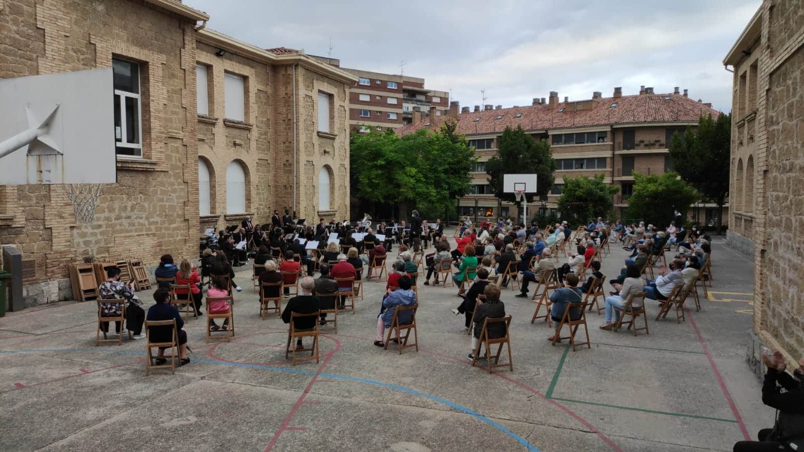 La Banda de Música de Haro vuelve a sonar en el patio del Colegio San Felices 2