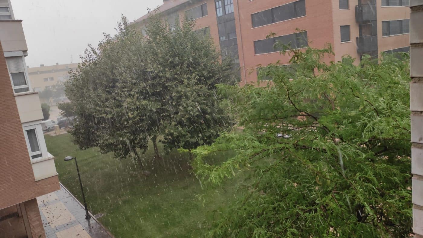 Una aparatosa tormenta deja varios destrozos en Haro 4 Una aparatosa tormenta deja varios destrozos en Haro 4