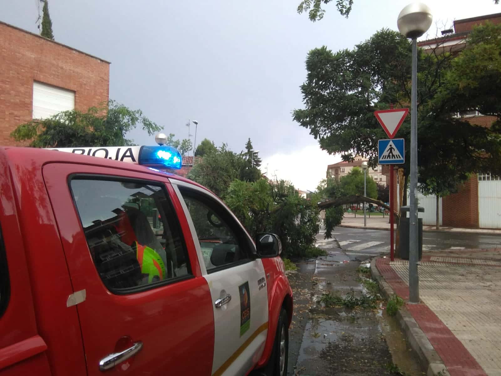 Una aparatosa tormenta deja varios destrozos en Haro 9 Una aparatosa tormenta deja varios destrozos en Haro 9