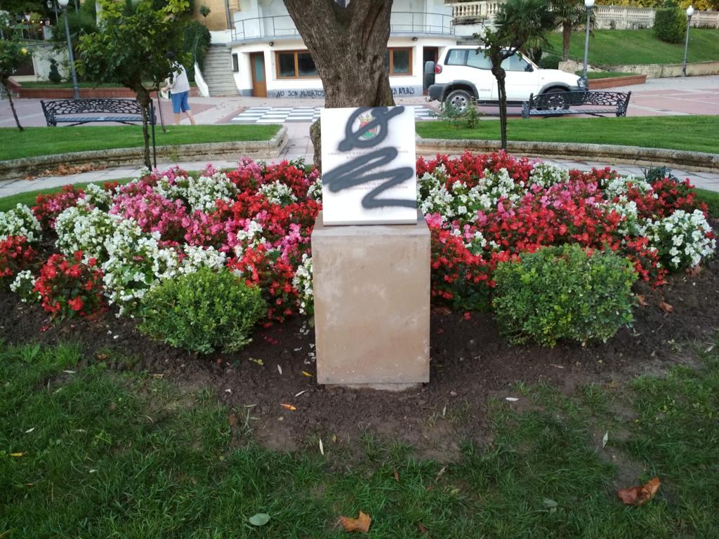 El monumento a las víctimas en Haro amanece con pintadas 2 El monumento a las víctimas en Haro amanece con pintadas 2