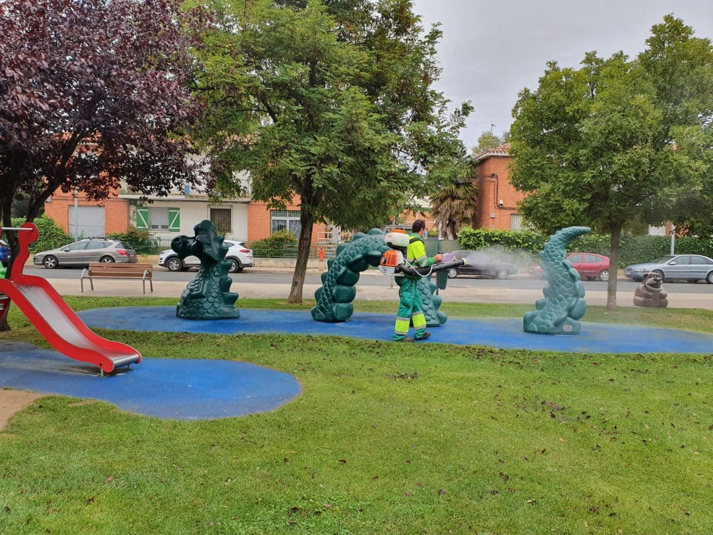 Haro refuerza la limpieza de sus parques infantiles con un nuevo producto desinfectante 1