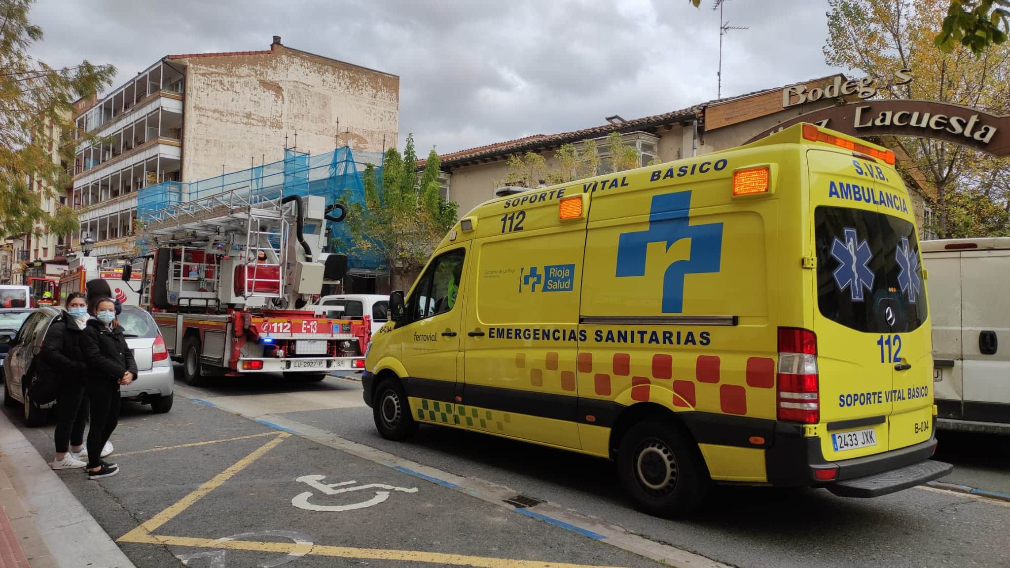 Susto en La Ventilla por el humo que salía de una vivienda 2