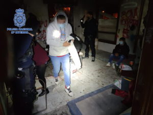 Fiesta en una bodega en ruinas