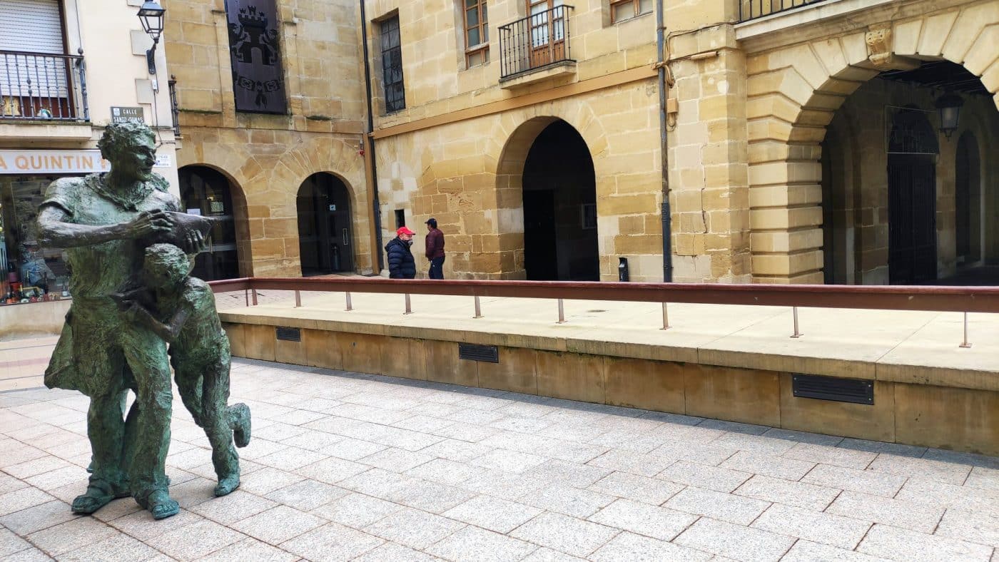Escultura de la Batalla del Vino en Haro