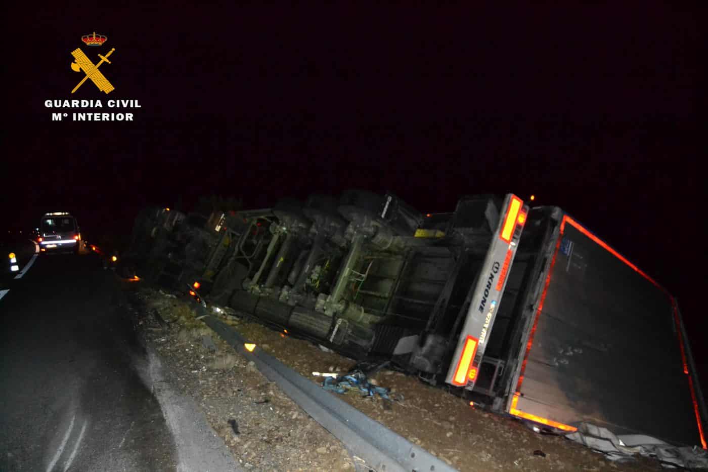 La Guardia Civil rescata a un camionero que desapareció durante cinco horas tras sufrir un accidente en la AP-68 1