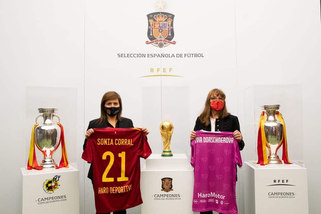 El Haro Deportivo y la Selección Española de Fútbol se 'hermanan' por el Día de la Mujer 4 El Haro Deportivo y la Selección Española de Fútbol se 'hermanan' por el Día de la Mujer 3