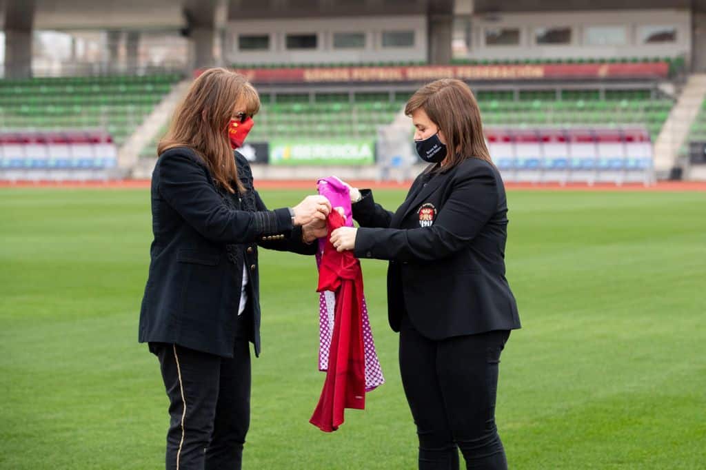El Haro Deportivo y la Selección Española de Fútbol se 'hermanan' por el Día de la Mujer 2 El Haro Deportivo y la Selección Española de Fútbol se 'hermanan' por el Día de la Mujer 1