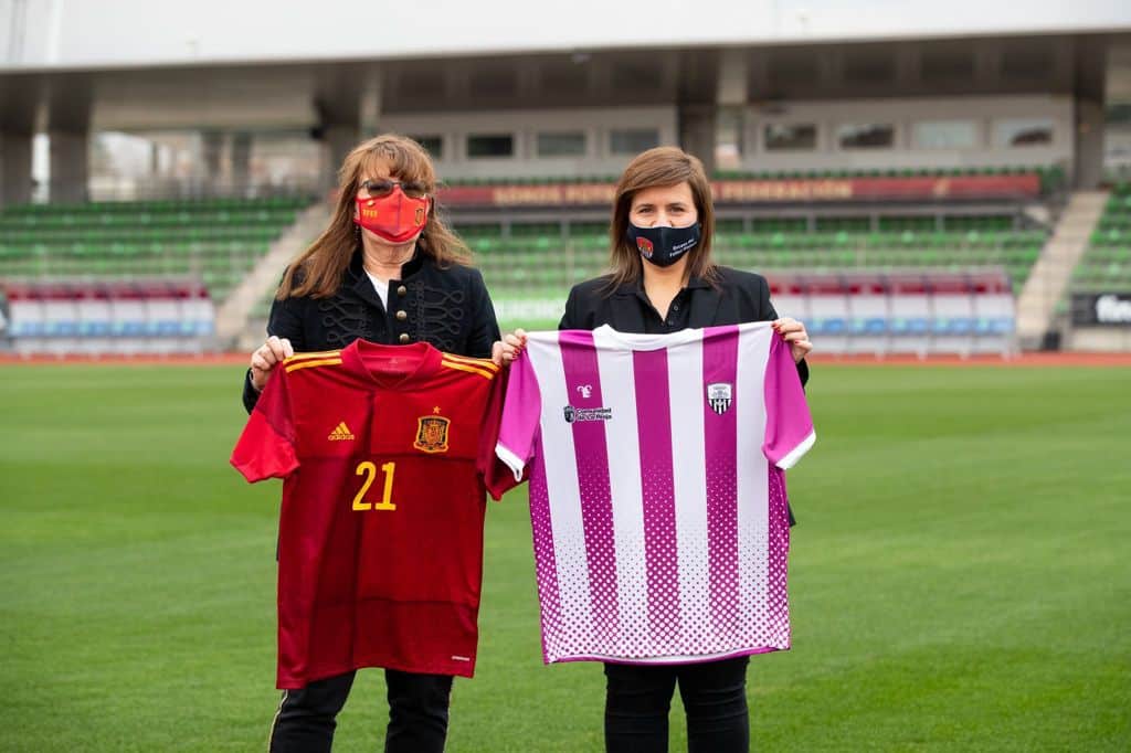 El Haro Deportivo y la Selección Española de Fútbol se 'hermanan' por el Día de la Mujer 3 El Haro Deportivo y la Selección Española de Fútbol se 'hermanan' por el Día de la Mujer 2