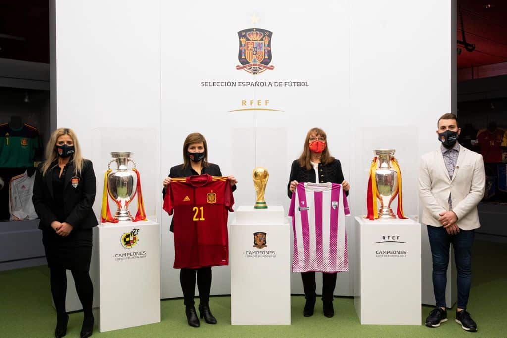 El Haro Deportivo y la Selección Española de Fútbol se 'hermanan' por el Día de la Mujer 5 El Haro Deportivo y la Selección Española de Fútbol se 'hermanan' por el Día de la Mujer 4