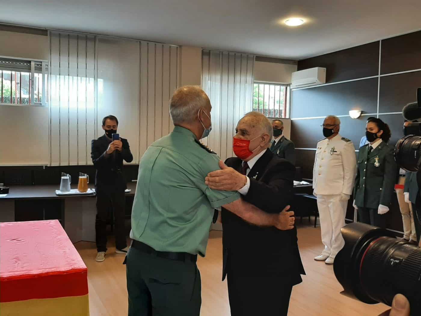 La Guardia Civil condecora a Fernando Reinares, presidente de Cruz Roja en La Rioja 2