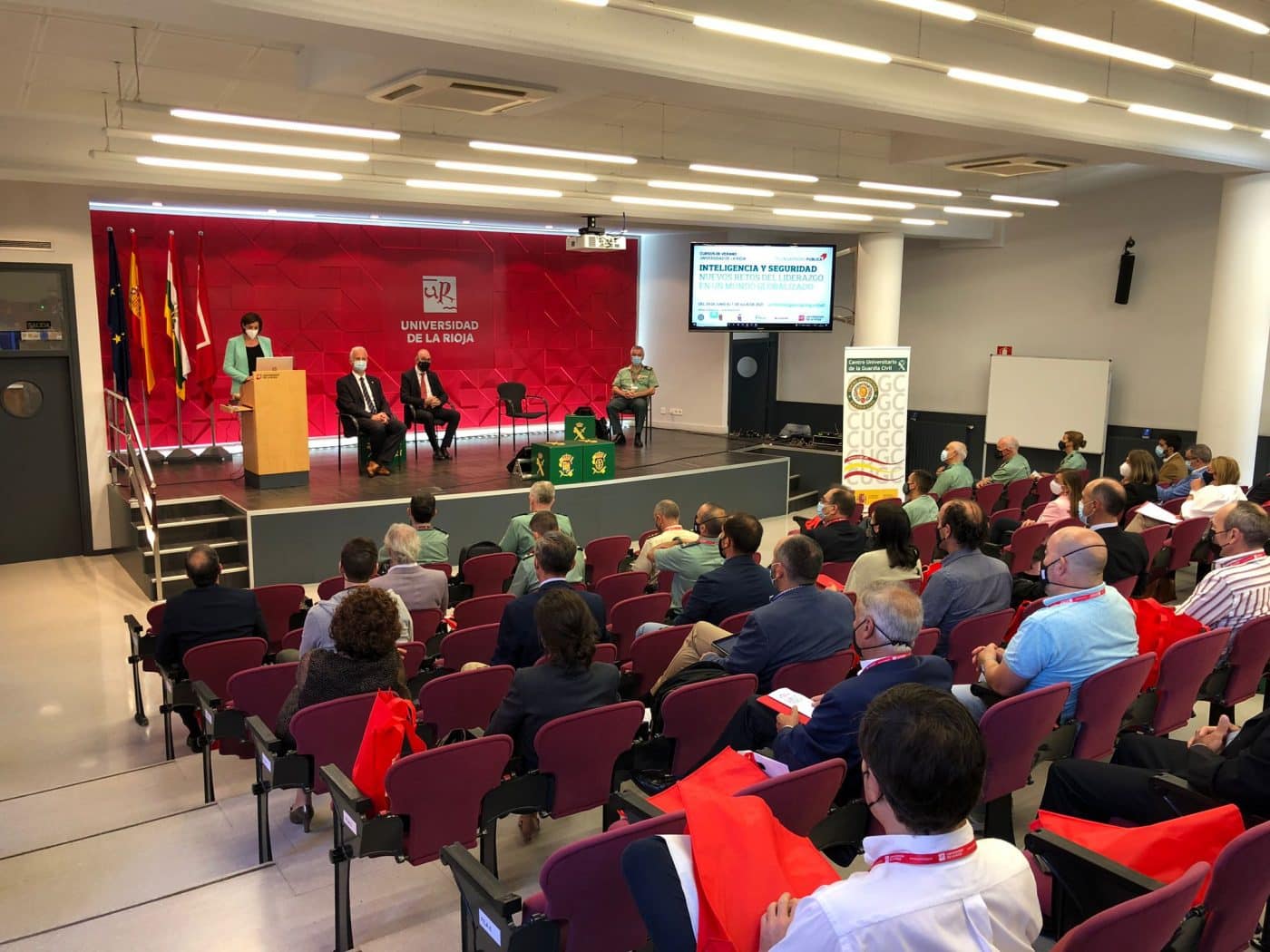 El Curso de Verano Inteligencia y Seguridad de la Guardia Civil aporta 4.058 euros al Banco de Alimentos de La Rioja 1 El Curso de Verano Inteligencia y Seguridad de la Guardia Civil aporta 4.058 euros al Banco de Alimentos de La Rioja 1