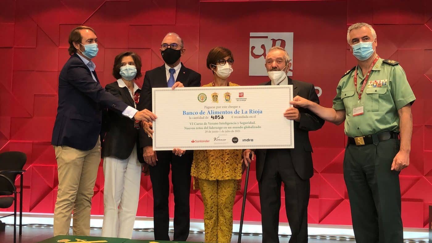 El Curso de Verano Inteligencia y Seguridad de la Guardia Civil aporta 4.058 euros al Banco de Alimentos de La Rioja 2 El Curso de Verano Inteligencia y Seguridad de la Guardia Civil aporta 4.058 euros al Banco de Alimentos de La Rioja 2
