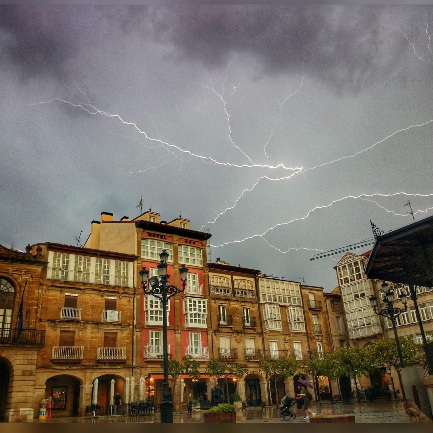 La tormenta, en todo su esplendor, hace acto de presencia sobre la plaza de la Paz | Foto: José Ángel Gallo