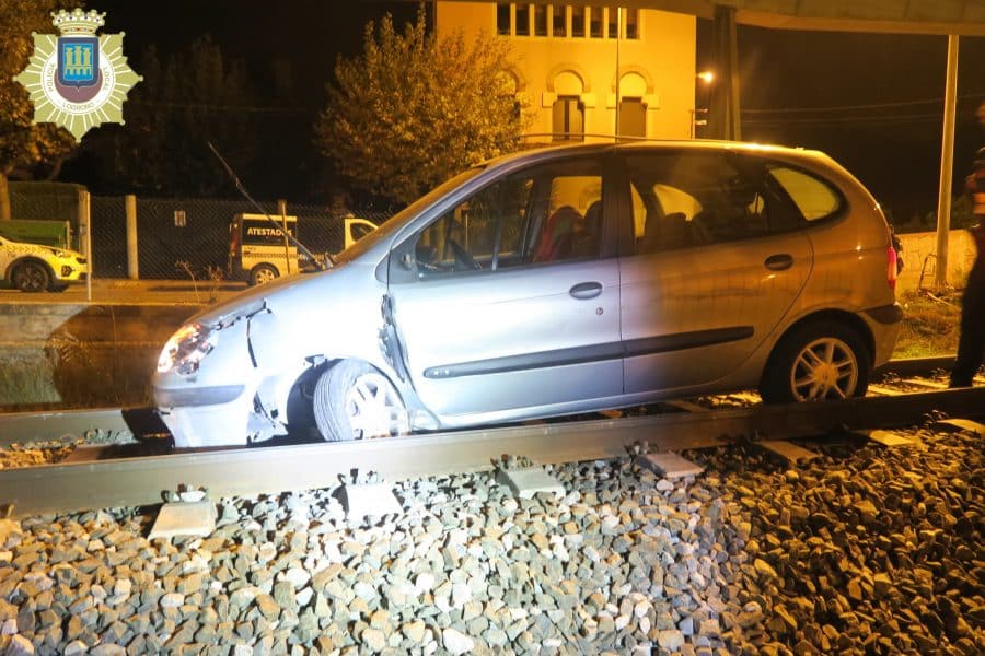 Un conductor pierde el control de su coche y cae a la vía del tren en Logroño 2