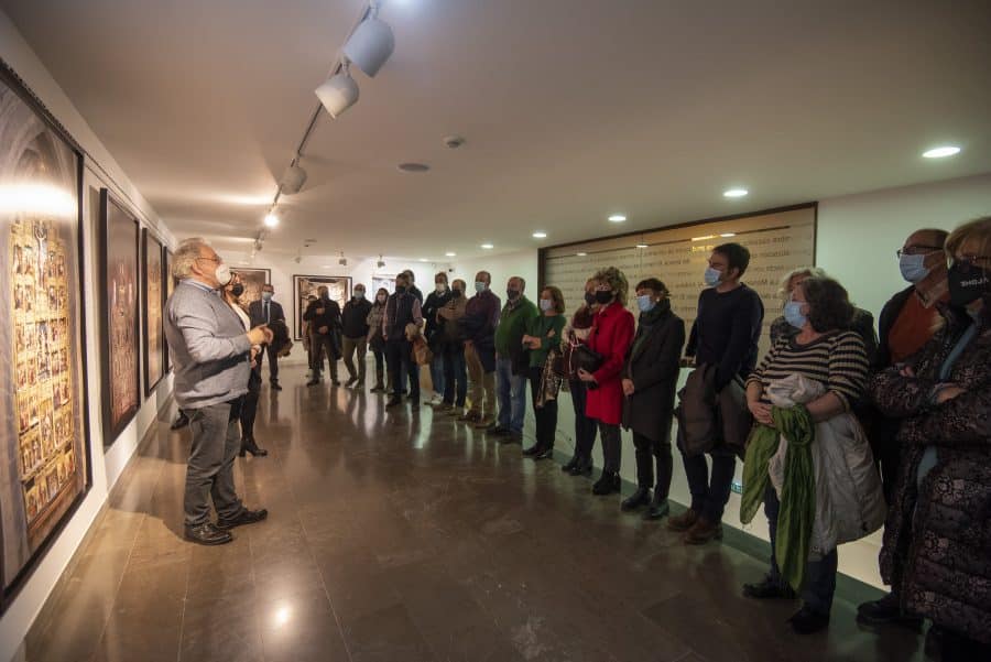 Alcaldes y alcaldesas de La Rioja visitan la exposición 'Ornamento y Éxtasis' de Jesús Rocandio 1