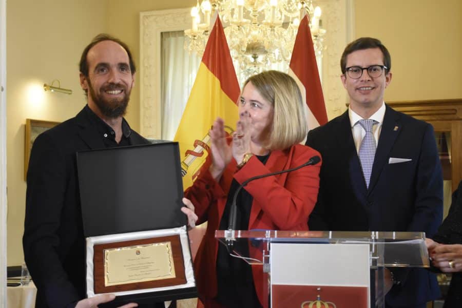 Ernesto Tubía y Montserrat Íñiguez recogen los premios del Centro Riojano de Madrid 13